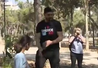 Ο Ενές Καντέρ συμμετείχε σε δενδροφύτευση στην Αθήνα με μπλουζάκι «αγαπώ την Ελλάδα»