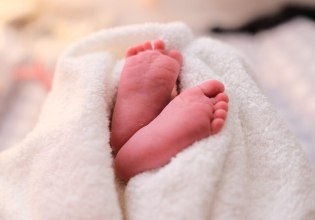 Θεσσαλονίκη: Συγκλονίζει ο αστυνομικός που έσωσε το βρέφος από το μπαλκόνι – Ψάχναμε με φακούς, ακολουθήσαμε τις φωνές