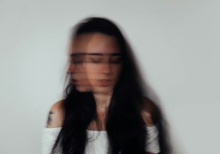 Mind the gap: Τα συναισθήματα που «βραχυκυκλώνουν» τον εγκέφαλο