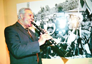 «Στον ήχο του κλαρίνου του η πέτρα της Ηπείρου και οι λυγμοί… » – Ο συγκλονιστικός αποχαιρετισμός του ΚΚΕ στον Πετρολούκα Χαλκιά