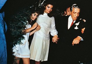 Valentino: Από την Ωνάση στην Λιζ Τέιλορ, η κόκκινη αυτοκρατορία της ιταλικής μόδας αποθεώνεται σε νέα έκδοση